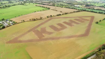 Vue aérienne du logo KUHN labouré sur 18 ha avec une charrue VARI-MASTER L