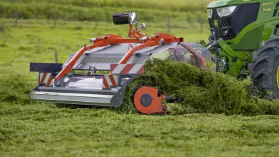 MERGE MAXX 440 F working in the field