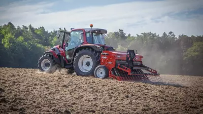 La seminatrice Premia 300 di Kuhn mentre lavora il terreno.