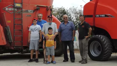 La Società Agricola De Rossi di Favaro Veneto con la rotopressa Kuhn VB 7190 e il carro miscelatore semovente Kuhn SPV.